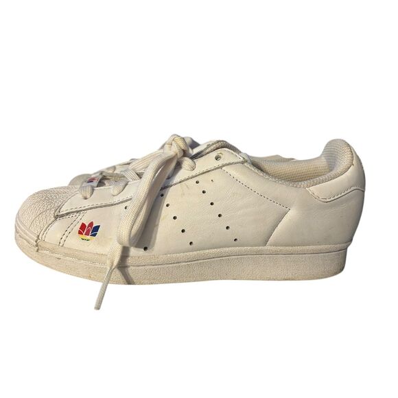 Boys Adidas Superstar Pure Cloud White Size 5.5 (equivalent to women's 7.5) - Picture 2 of 9